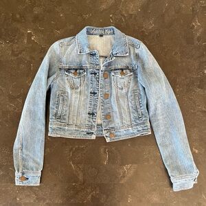 American Eagle Women’s cropped denim jacket light wash Size small
